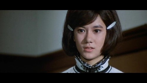 看了李小龙的精武门发现女主角好像棒子林允儿; 都说年青女星使你们