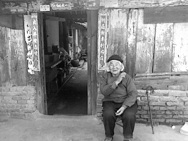 门前的老人
