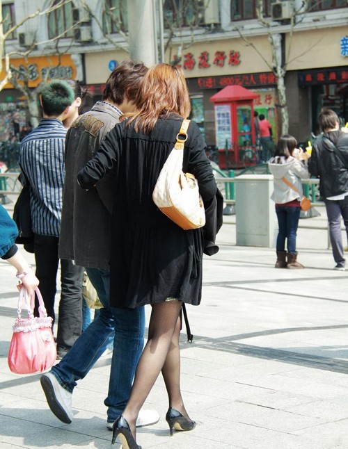 黑风衣美女_黑皮风衣美女