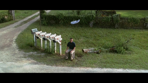 处都将镜头聚集于一件小物品上,而这些小物品却有着及其深刻的涵义