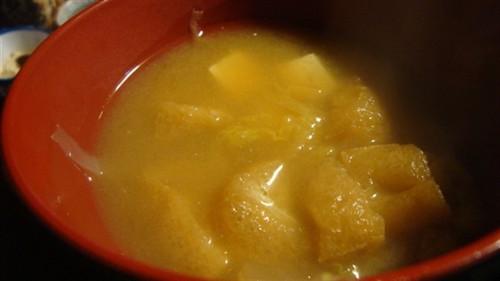 自家制腌梅干古法制豆腐和煮萝卜香肠和葱的叶子烧,这一带的特色.