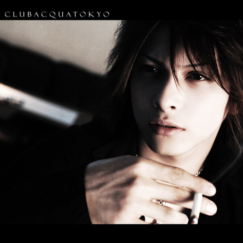 此人真是矮小得可以,但后来看了日本牛郎排行榜,才发现原来很多日本